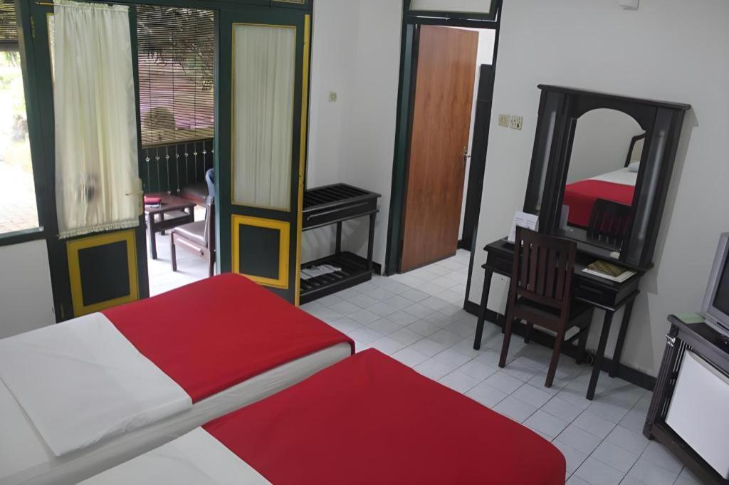 Hotel Batik Jogjakarta Buitenkant foto